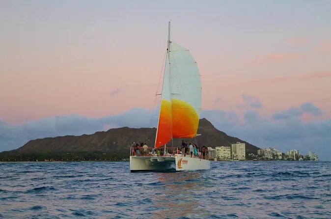 Waikiki Beach Sunset-Segeltörn mit Open Bar